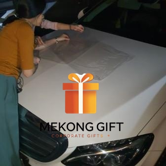 Thực hiện decor và sáng tạo trực tiếp trên xe hoa Mercedes theo yêu cầu tận nơi tại TPhcm